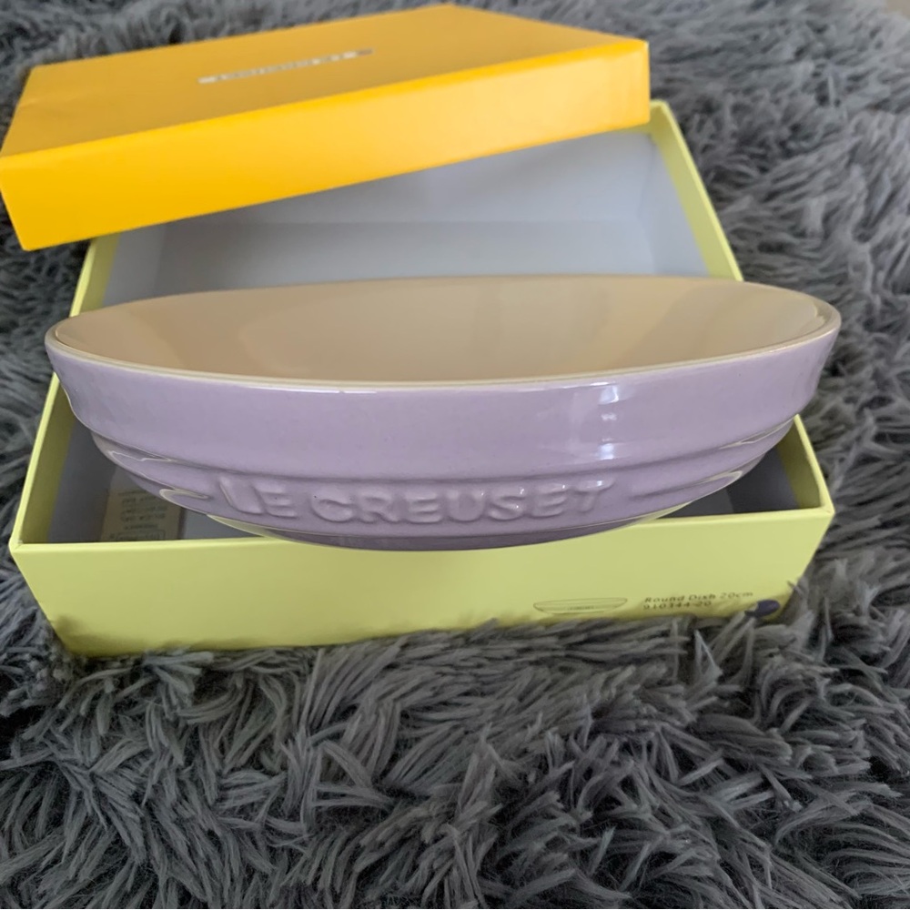 BNWT Le Creuset 20cm Deep Round Dish Lavender